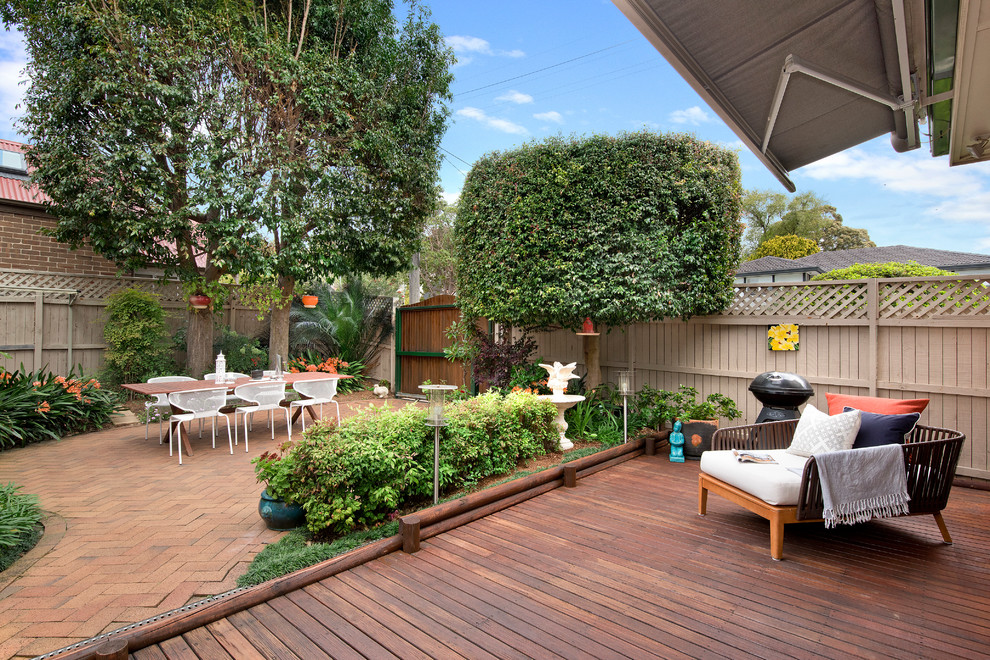 Design ideas for a transitional courtyard deck in Sydney.