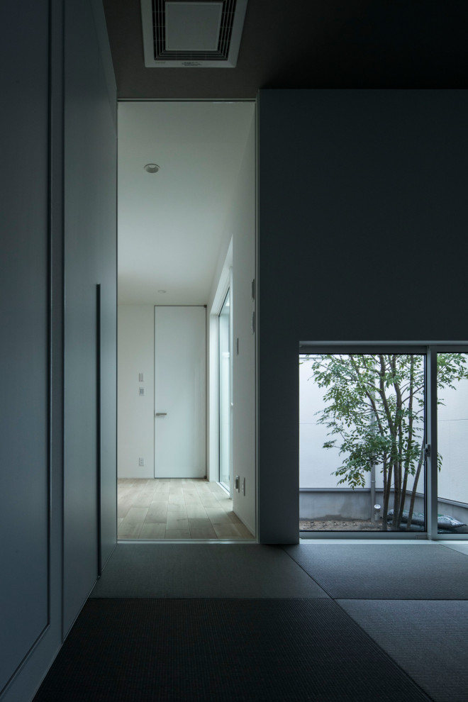 Modelo de sala de estar cerrada y blanca minimalista con paredes blancas, tatami, suelo gris y papel pintado