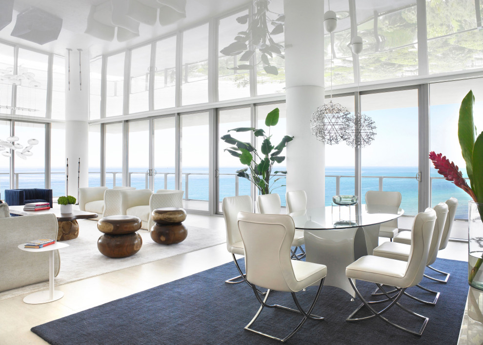 Cette image montre une salle à manger ouverte sur le salon minimaliste de taille moyenne avec un mur blanc et un sol beige.