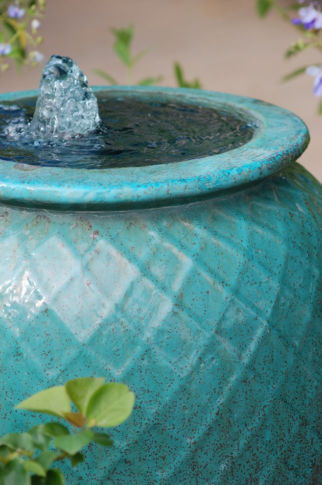 Photo of a traditional backyard water fountain landscape in Chicago.