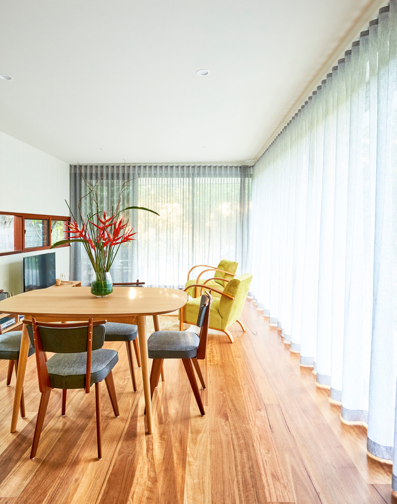 Dining room - small mid-century modern dining room idea in Gold Coast - Tweed