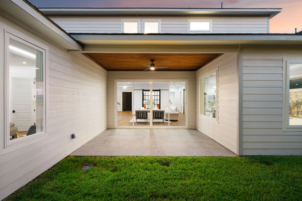 Inspiration for a transitional home design remodel in Dallas