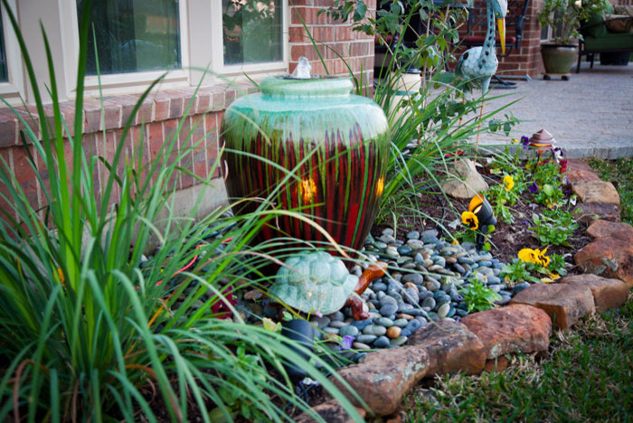 Photo of a traditional garden in Houston.