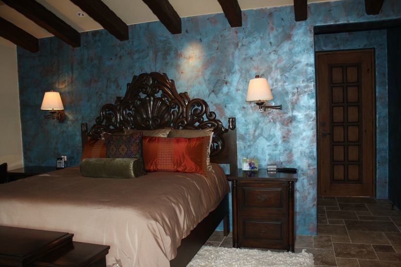 Photo of a mid-sized tropical guest bedroom in Mexico City with beige walls.