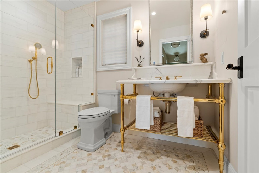 Foto på ett mellanstort flerfärgad badrum med dusch, med öppna hyllor, gula skåp, en dusch i en alkov, en toalettstol med hel cisternkåpa, vita väggar, ett piedestal handfat, marmorbänkskiva, flerfärgat golv och dusch med gångjärnsdörr