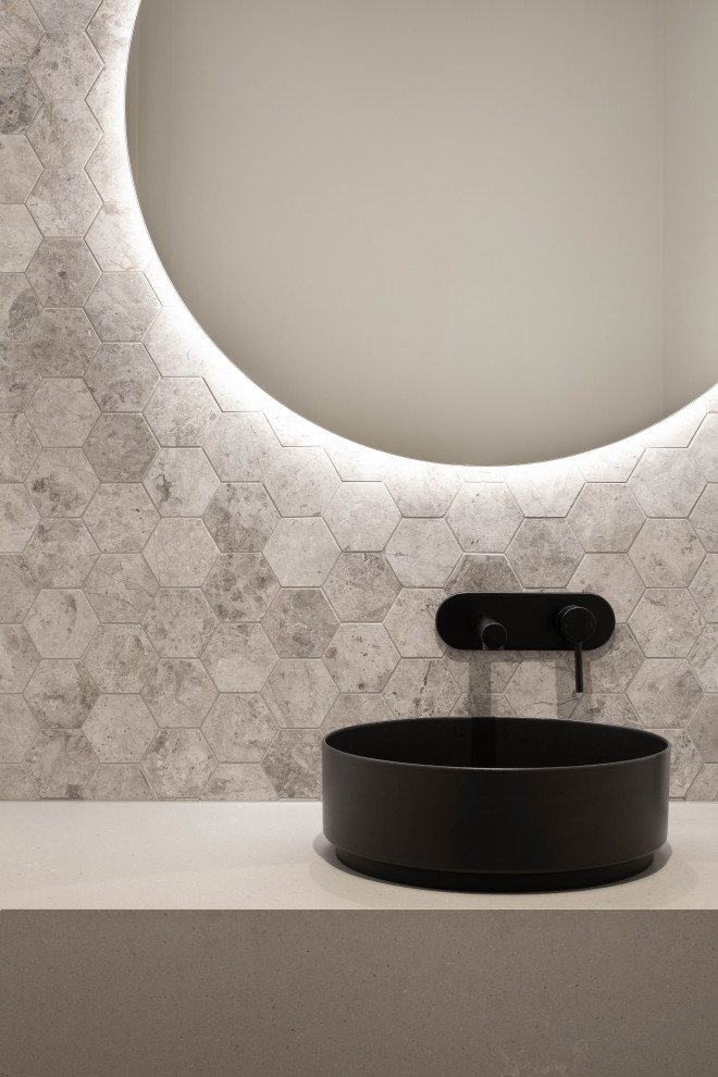 Свежая идея для дизайна: туалет с серой плиткой, керамической плиткой и акцентной стеной - отличное фото интерьера