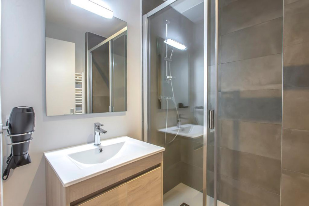 Inspiration pour salle de bain in bois clair With meuble simple vasque and meuble-lavabo suspendu.
