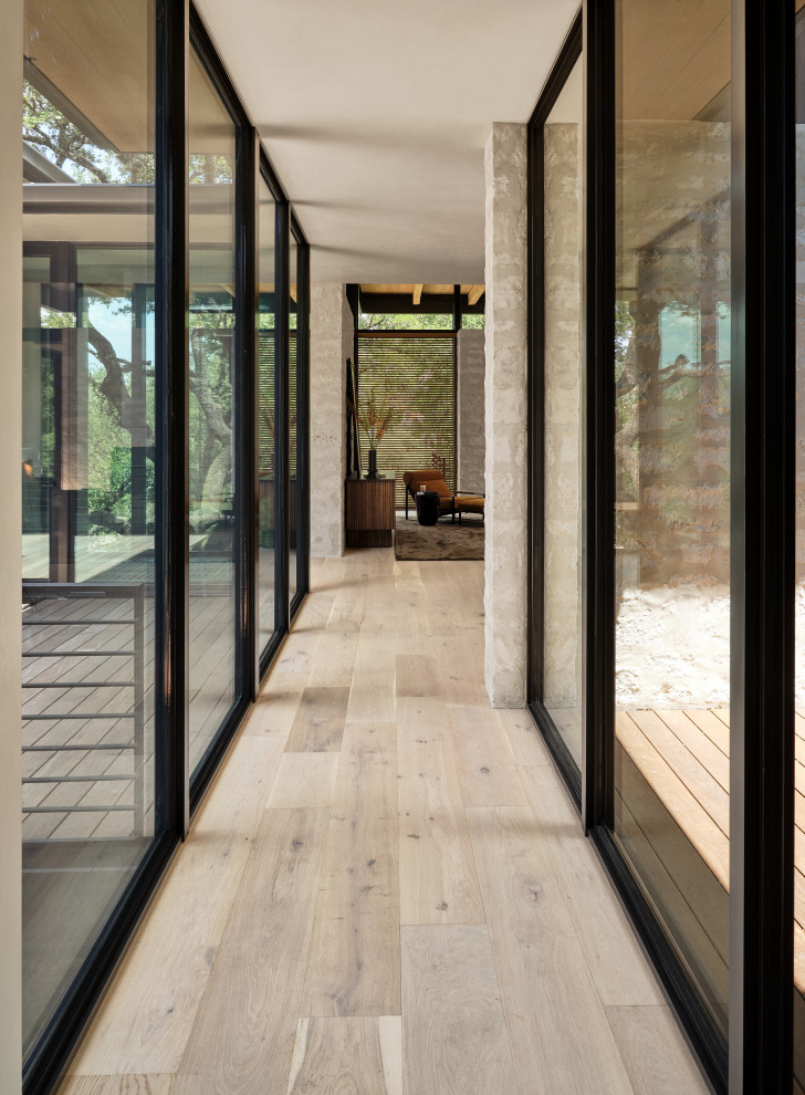 Modelo de recibidores y pasillos minimalistas pequeños con paredes blancas, suelo de madera clara y suelo beige