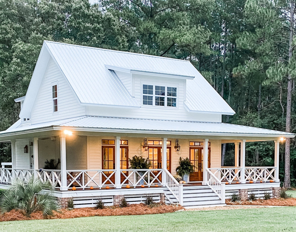 Ispirazione per la villa bianca country a due piani di medie dimensioni con rivestimento con lastre in cemento, tetto grigio e pannelli e listelle di legno