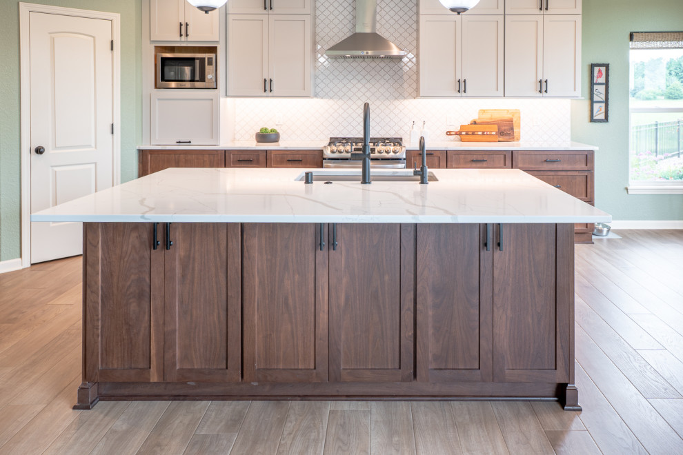 Kitchen - transitional kitchen idea in Milwaukee