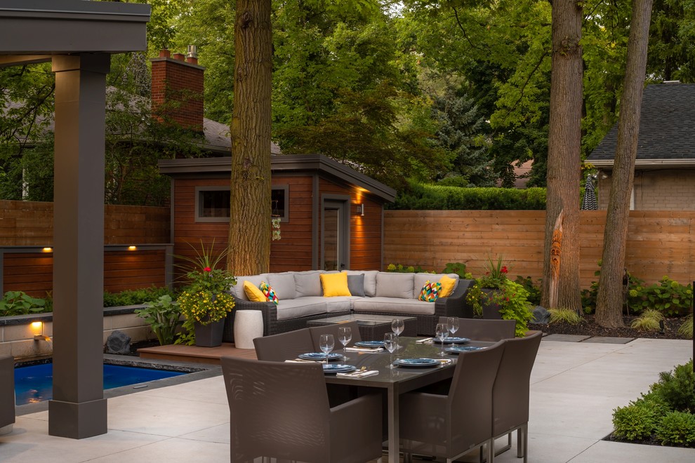 Inspiration for a transitional backyard patio remodel in Toronto