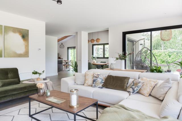 UNA CASA INSPIRADA EN EL VERDE modern-wohnbereich