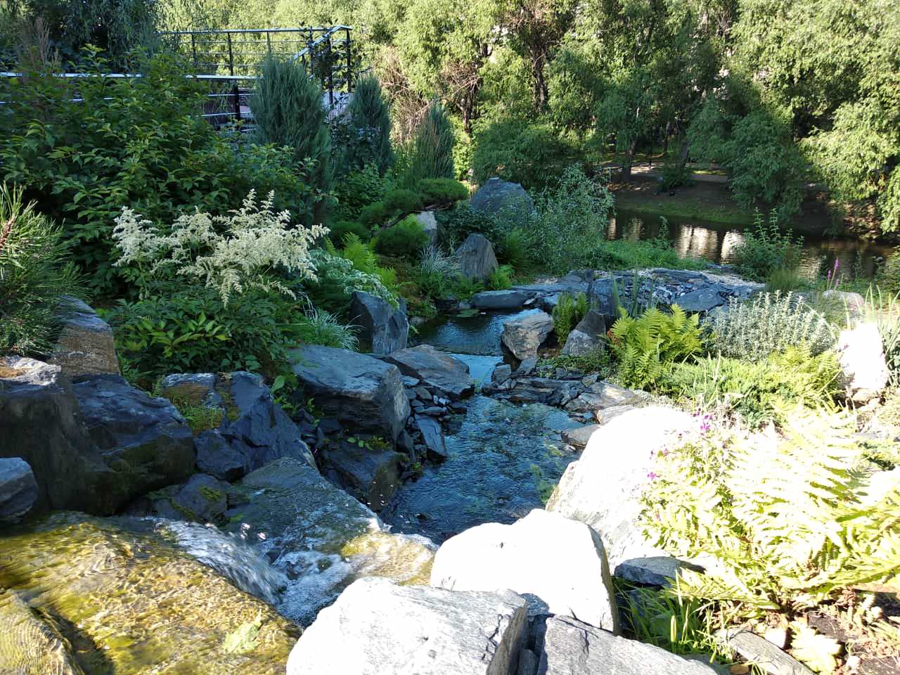 Декоративный водоём с каскадом в Екатеринбурге