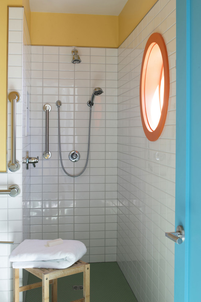 Idee per una stanza da bagno bohémian con doccia aperta, piastrelle bianche e pareti gialle