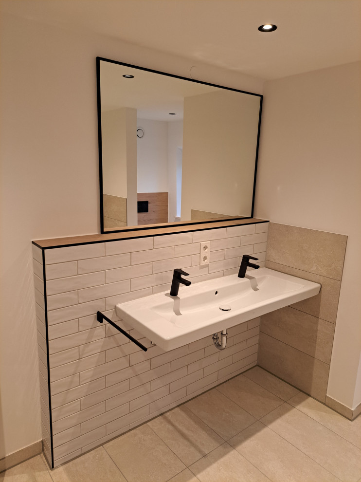 Mittelgroßes Modernes Badezimmer mit weißen Fliesen, Keramikfliesen, Doppelwaschbecken und schwebendem Waschtisch in München