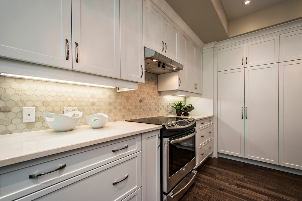 Inspiration for a large transitional l-shaped dark wood floor open concept kitchen remodel with a double-bowl sink, shaker cabinets, white cabinets, quartzite countertops, beige backsplash, porcelain backsplash, stainless steel appliances and an island
