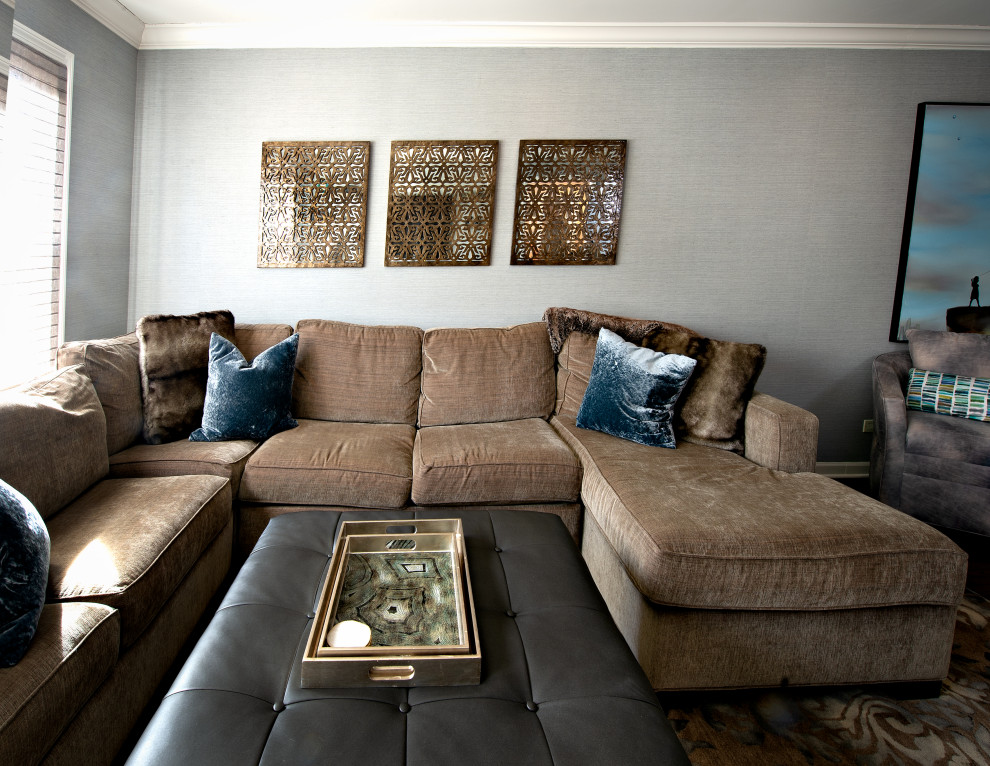 Diseño de salón abierto actual de tamaño medio con paredes grises, suelo de madera en tonos medios, televisor colgado en la pared y papel pintado