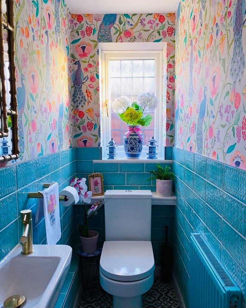 Foto di un piccolo bagno di servizio minimalista con piastrelle verdi, piastrelle in gres porcellanato, pareti multicolore e pavimento in gres porcellanato