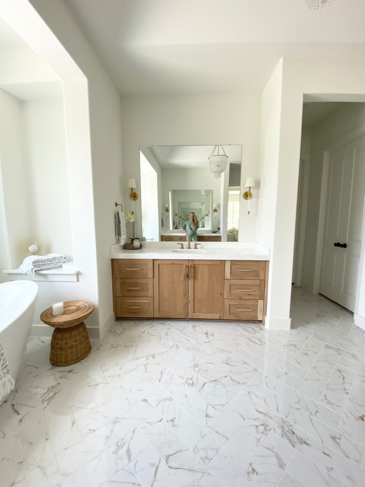 Foto på ett mycket stort minimalistiskt vit en-suite badrum, med släta luckor, beige skåp, ett fristående badkar, en dusch i en alkov, vit kakel, keramikplattor, vita väggar, klinkergolv i porslin, ett undermonterad handfat, bänkskiva i kvarts, vitt golv och dusch med gångjärnsdörr