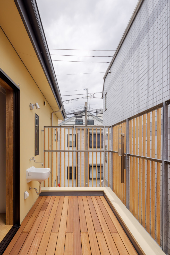 Ejemplo de terraza escandinava de tamaño medio en azotea y anexo de casas con barandilla de madera