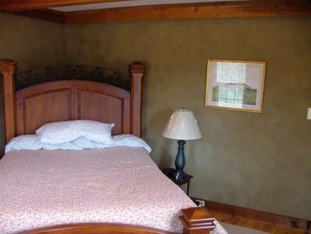 На фото: хозяйская спальня среднего размера в стиле рустика с зелеными стенами с