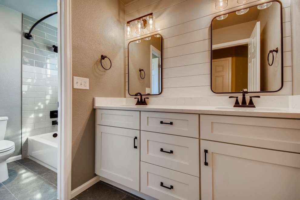 Exempel på ett litet modernt vit vitt en-suite badrum, med luckor med infälld panel, vita skåp, vit kakel och grå väggar