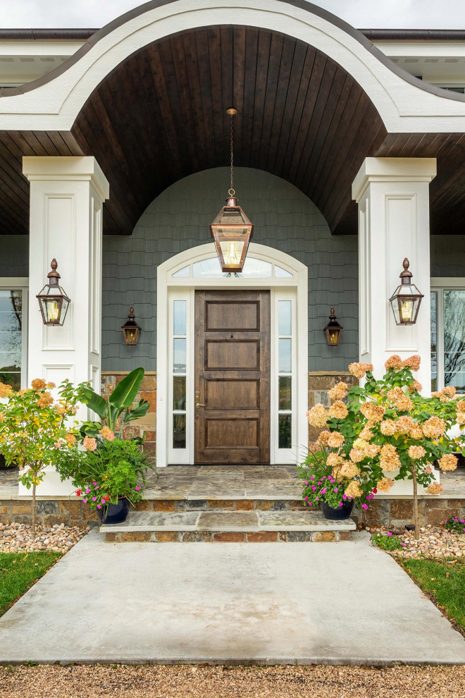 Modelo de fachada de casa multicolor y gris tradicional extra grande de dos plantas con revestimiento de piedra, tejado a dos aguas y panel y listón