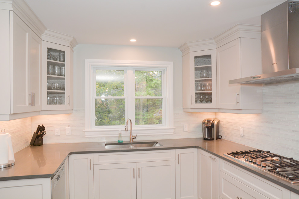 Transitional kitchen photo in Toronto