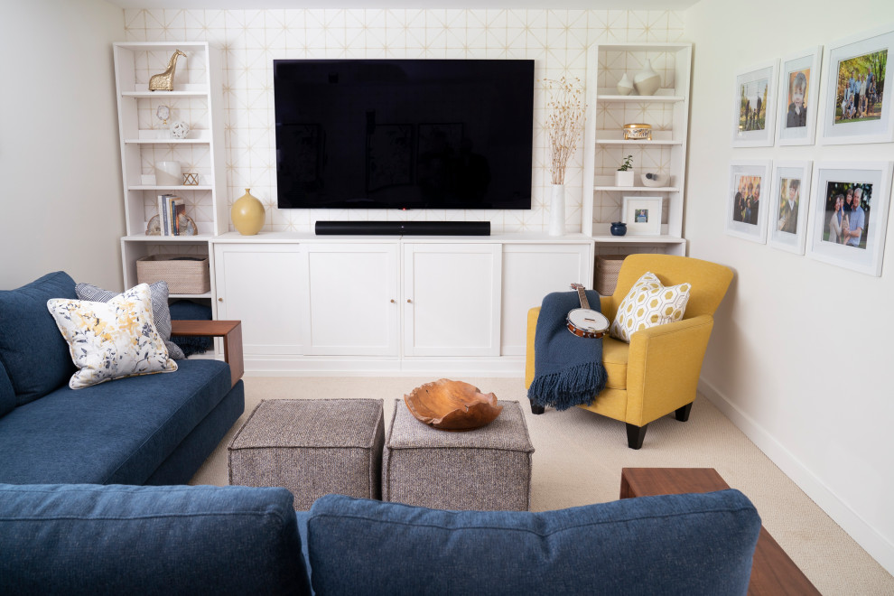 Пример оригинального дизайна: изолированная гостиная комната среднего размера в стиле неоклассика (современная классика) с белыми стенами, ковровым покрытием, телевизором на стене, бежевым полом и обоями на стенах без камина