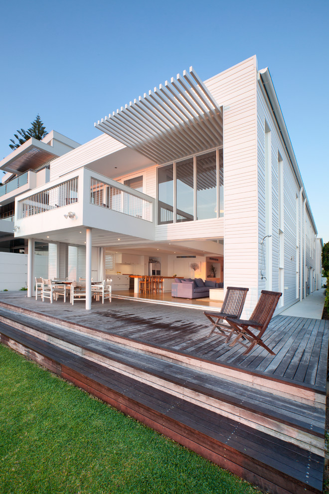 Design ideas for a large contemporary backyard deck in Gold Coast - Tweed.