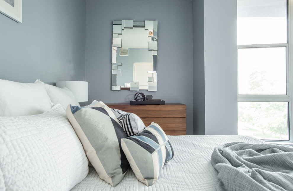 Пример оригинального дизайна: хозяйская спальня среднего размера в современном стиле с синими стенами и ковровым покрытием без камина