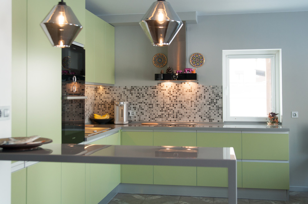 Большая кухня с барной стойкой