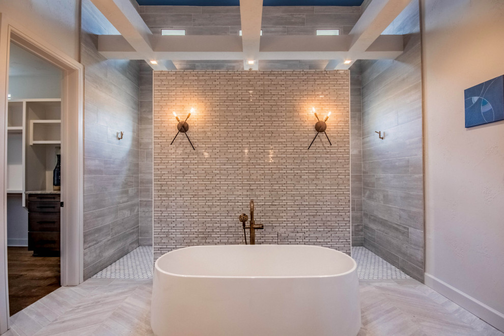 На фото: большая ванная комната в стиле неоклассика (современная классика) с