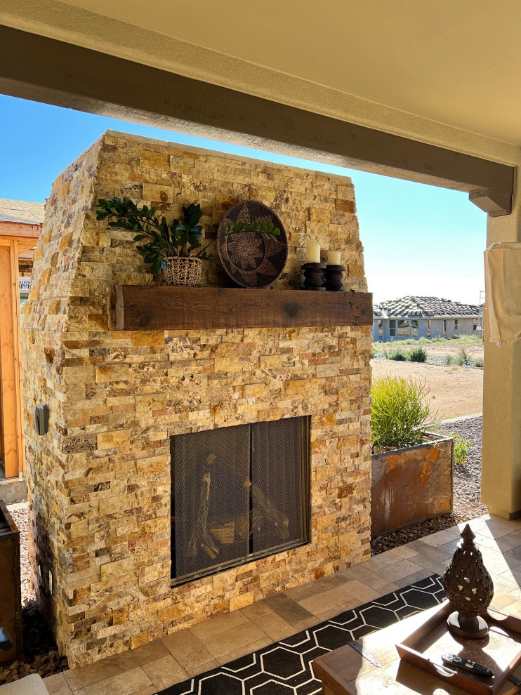 Großer Klassischer Gartenkamin hinter dem Haus mit Natursteinplatten in Phoenix