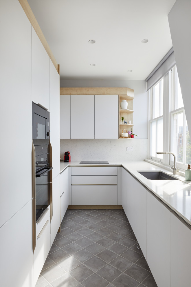 Inspiration för ett mellanstort skandinaviskt grå grått kök, med släta luckor, grå skåp, bänkskiva i kvartsit, grått stänkskydd, integrerade vitvaror, klinkergolv i porslin och grått golv