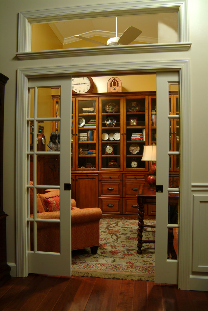 Design ideas for a traditional home office in Tampa.