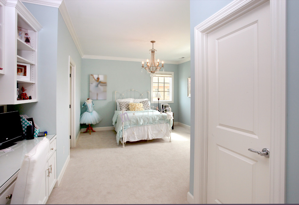 Exempel på ett gästrum, med blå väggar, heltäckningsmatta och beiget golv