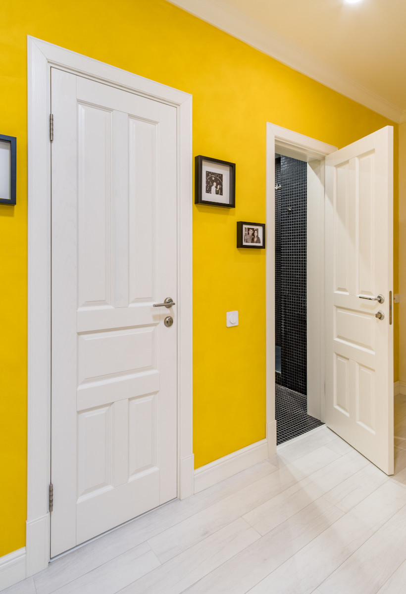 Яркая квартира с белыми дверями