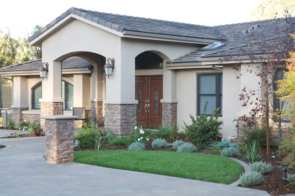 Inspiration for a transitional one-storey stucco brown exterior in San Diego.