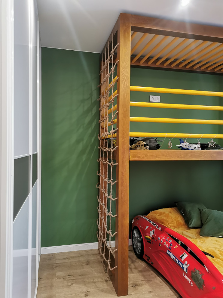 Стильный дизайн: детская среднего размера в современном стиле с спальным местом, зелеными стенами, полом из винила и бежевым полом для мальчика - последний тренд