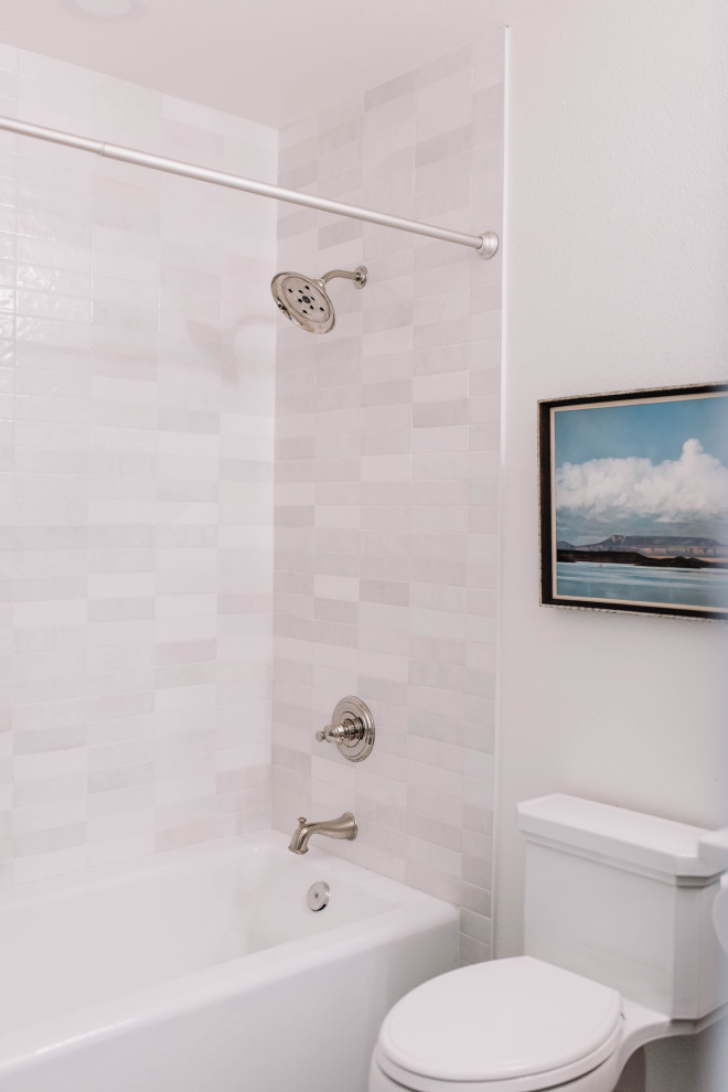 Idee per una stanza da bagno con doccia classica con vasca ad alcova, vasca/doccia, WC monopezzo, piastrelle bianche, piastrelle in ceramica e mobile bagno incassato