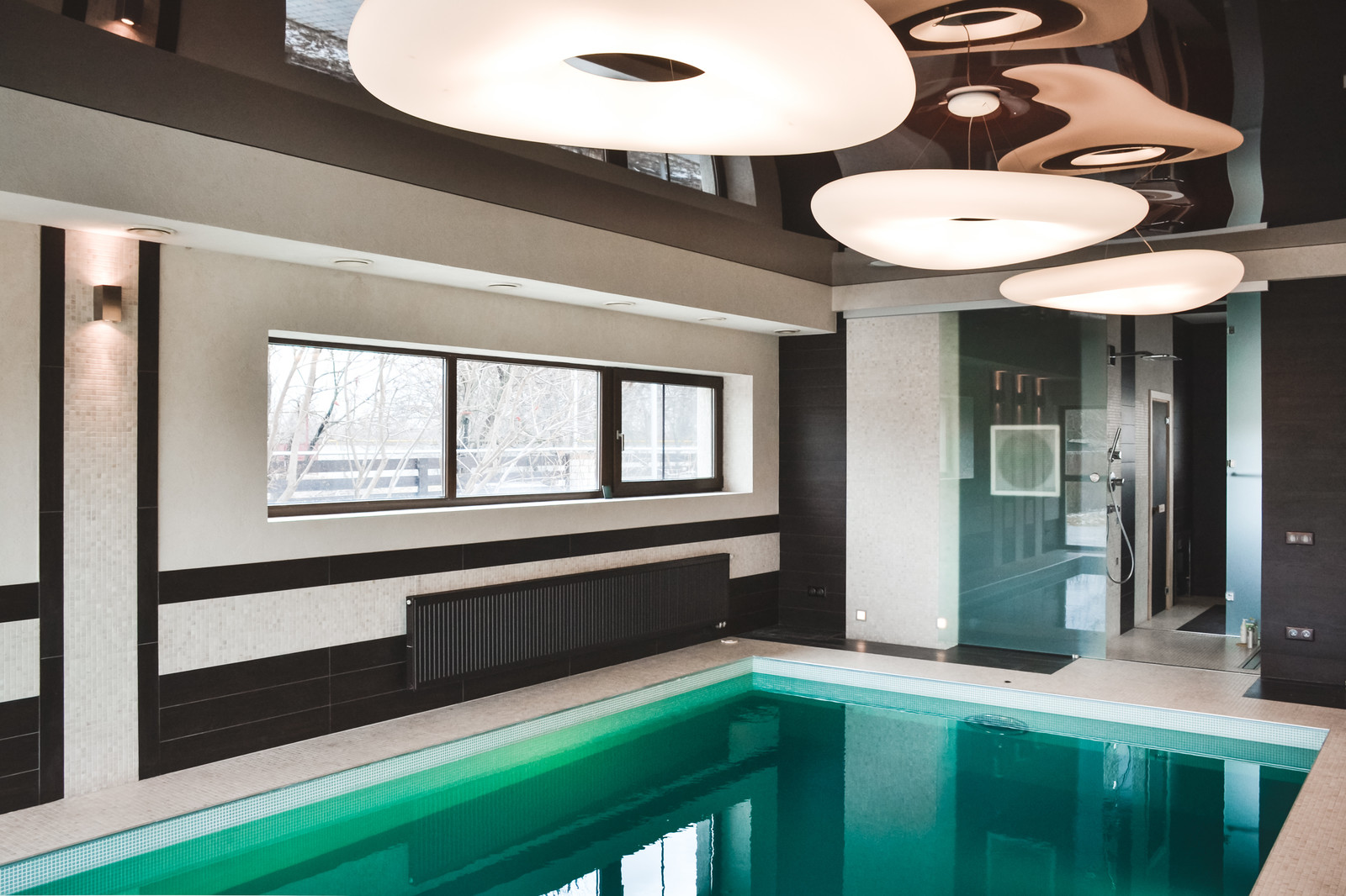 Загородный дом с лестницей-водопадом