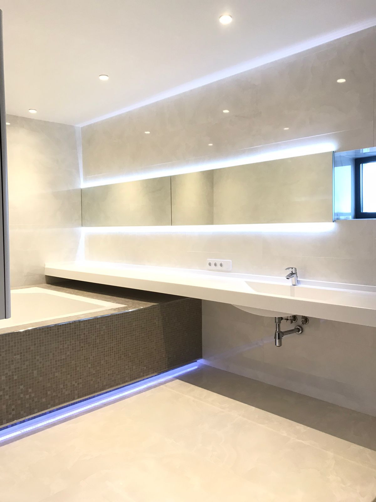 На контрасте