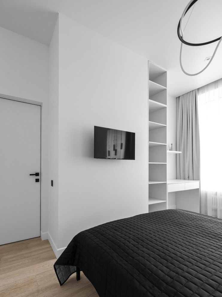 Mittelgroßes Modernes Hauptschlafzimmer mit weißer Wandfarbe, Laminat und beigem Boden in Sonstige