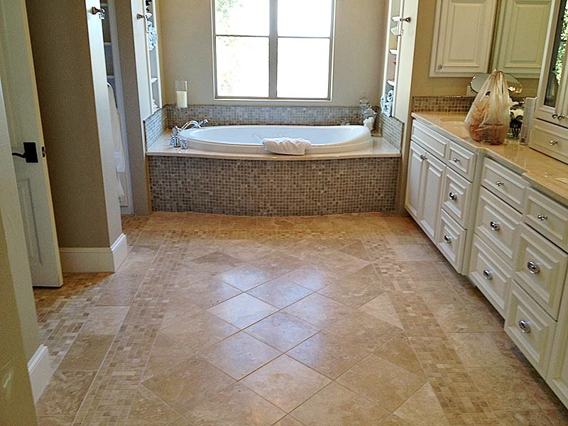 Alcove bathtub - transitional alcove bathtub idea in Austin with an undermount sink, white cabinets and beige walls