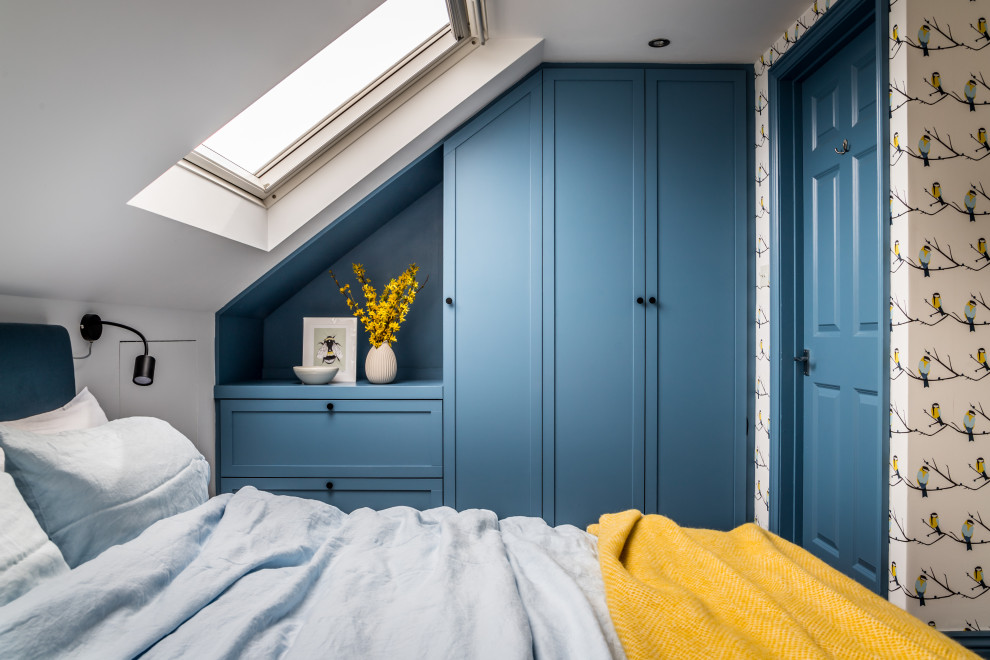 Пример оригинального дизайна: маленькая гостевая спальня (комната для гостей) с синими стенами для на участке и в саду