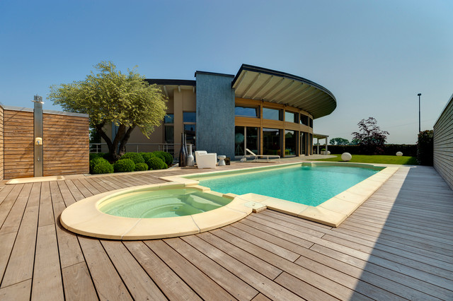 Decking contemporary-pools-and-hot-tubs