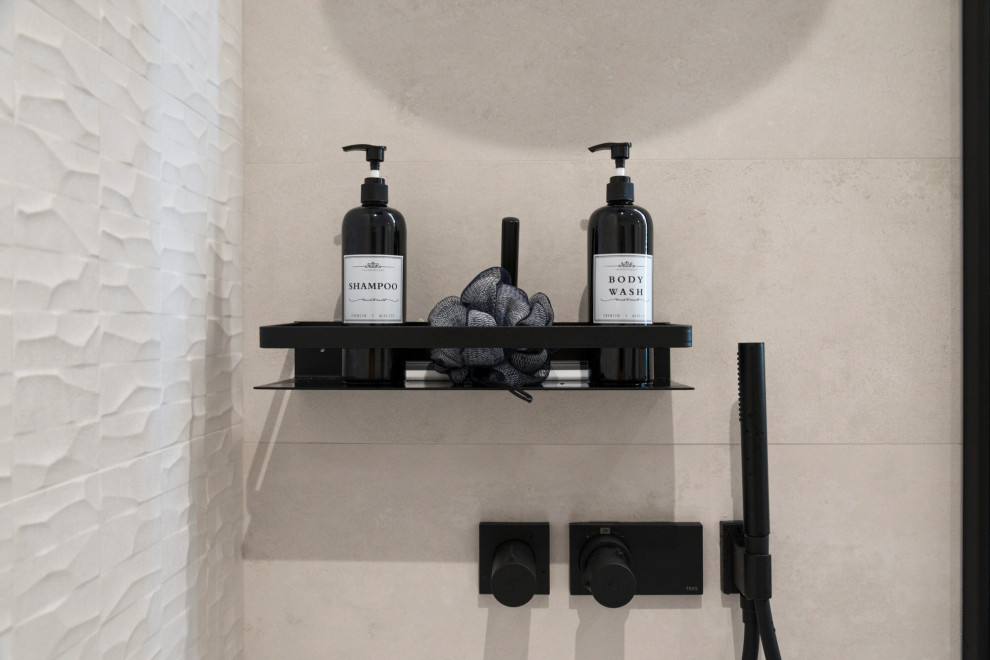 Modern inredning av ett mellanstort grå grått badrum med dusch, med släta luckor, grå skåp, en dusch i en alkov, en toalettstol med separat cisternkåpa, grå kakel, keramikplattor, grå väggar, klinkergolv i keramik, ett fristående handfat, träbänkskiva och grått golv