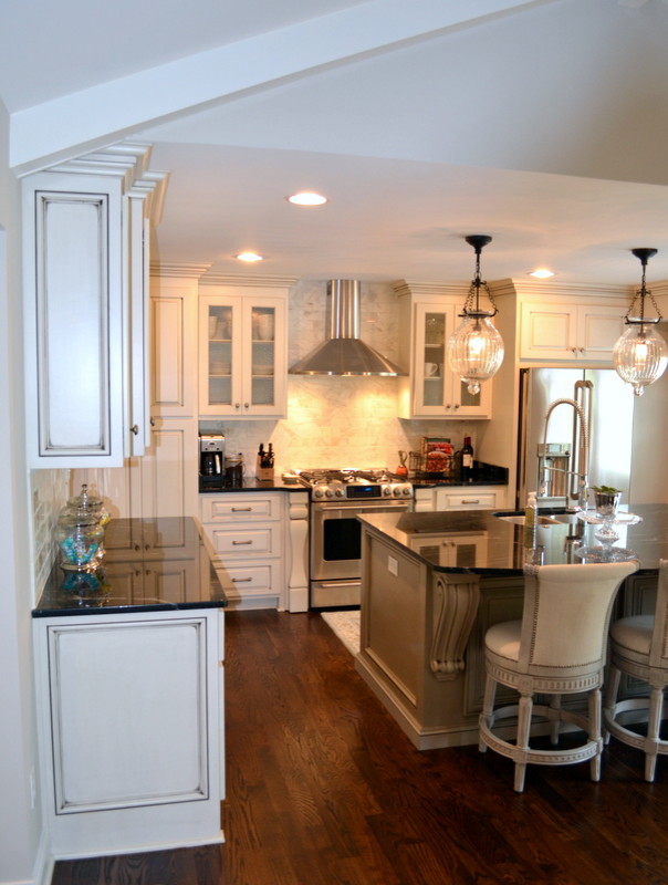 Transitional kitchen photo in Nashville