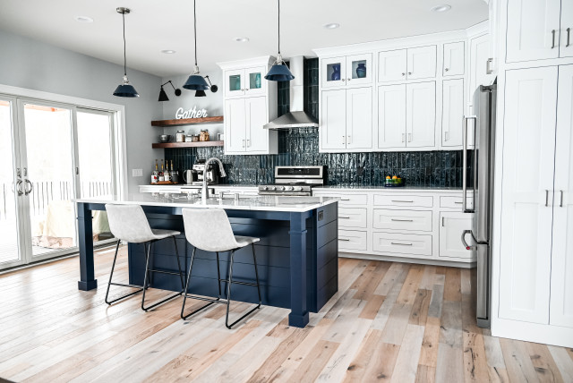 Navy & White Farmhouse Kitchen country-cucina
